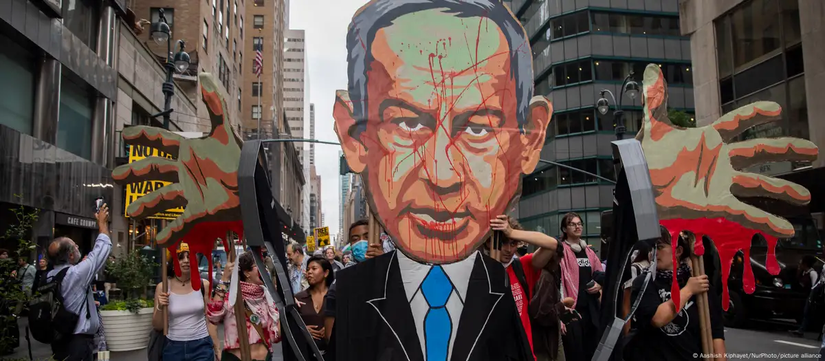 Cientos de personas protestaron en septiembre pasado en la ciudad de Nueva York, contra el primer ministro israelí, Benjamin Netanyahu. Los manifestantes plantearon una serie de demandas, entre ellas el arresto de Netanyahu de conformidad con la CPI. (Archivo 26.09.2024) Imagen: Aashish Kiphayet/NurPhoto/picture allianc