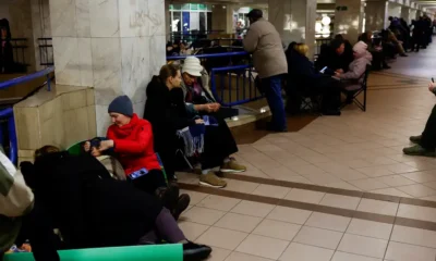 Grupos de personas se refugian en una estación de metro de Kiev durante el ataque ruso. Foto: DW