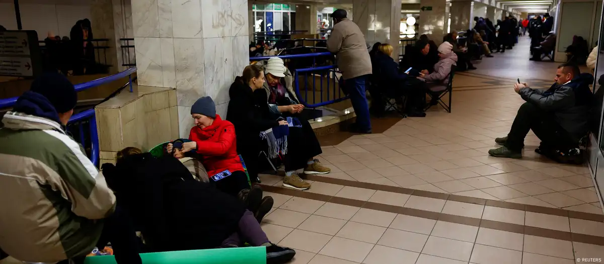 Grupos de personas se refugian en una estación de metro de Kiev durante el ataque ruso. Foto: DW