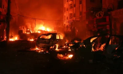 Autos incendiados en Alepo durante los combates de esta noche. Imagen: OMAR HAJ KADOUR/AFP