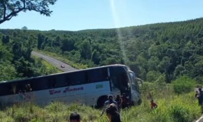 Vuelco de bus que traslababa a niños futbolistas. Foto: Gentileza.