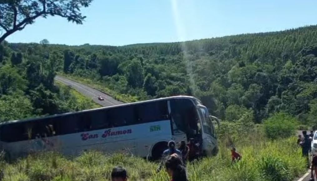 Vuelco de bus que traslababa a niños futbolistas. Foto: Gentileza.