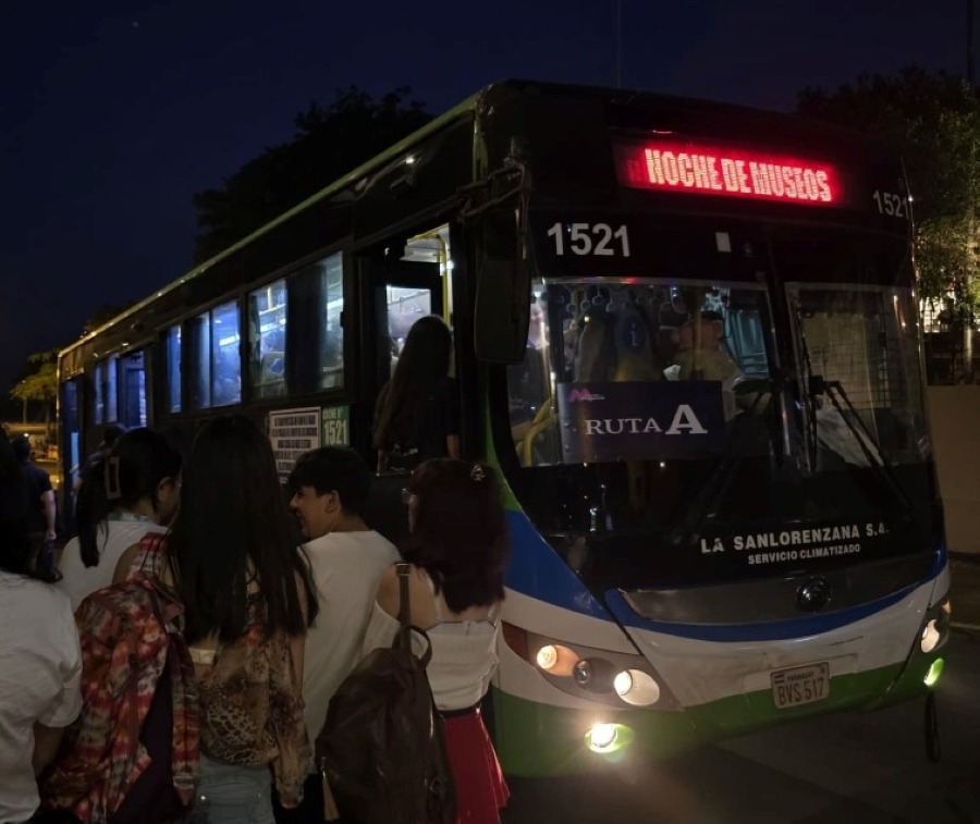 Uno de los ómnibus de la Ruta A, a disposición del público participante de la Noche de los Museos. Cortesía