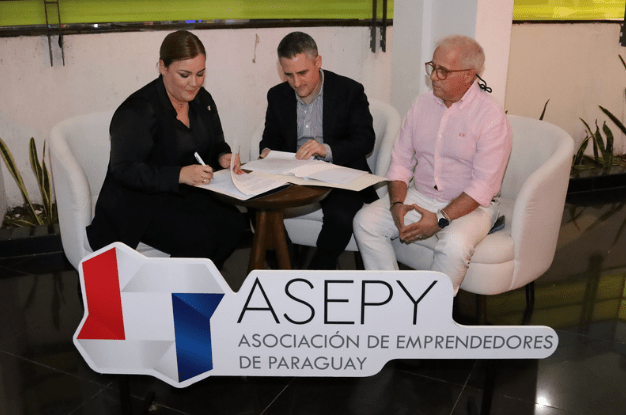 Firma de convenio de Asepy con Scalabl Global Limited para capacitar a emprendedores. Foto: Gentileza.