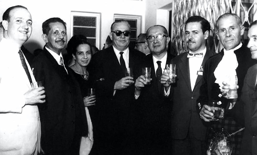 Carlos R. Centurión (centro, lentes oscuros) junto a otros participantes del Congreso Internacional del PEN, Río de Janeiro,1960. En la fotografía aparecen también Justo Pastor Benítez, R. Antonio Ramos y Laureano Pelayo García.