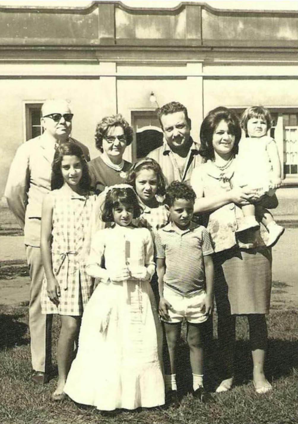 Carlos R. Centurión, con su esposa Clara Mazó y parte de su familia, en Pedro Juan Caballero. Cortesía