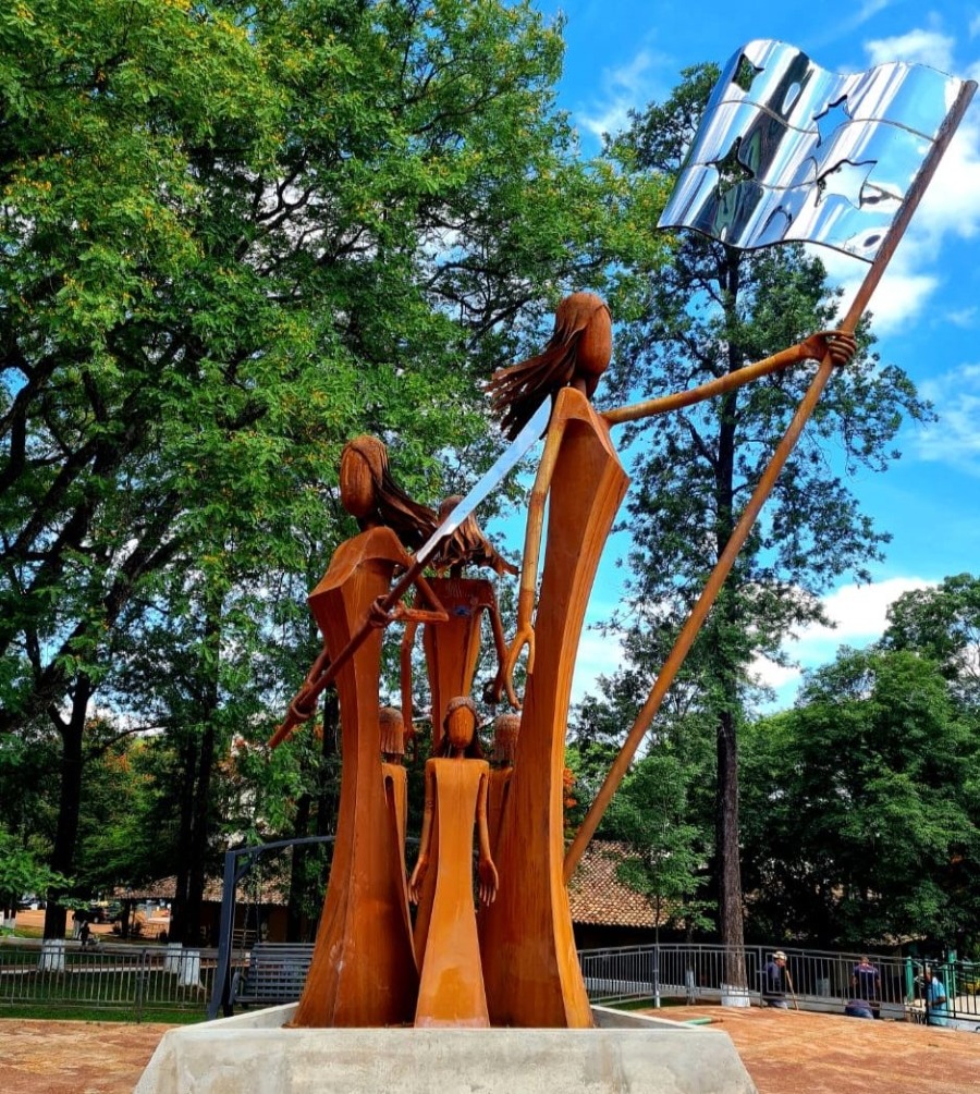 Escultura de Juan Pablo Pistilli en la Plaza de los Héroes de Piribebuy. Cortesía