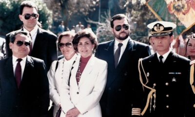 Ofrenda floral con motivo del día nacional en la Plaza Murillo de La Paz. La embajadora Velilla (en el centro) con sus colaboradores. Cortesía