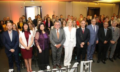 Altas autoridades del ámbito jurídico de nuestro país se dieron cita en el evento. En esta imagen, con directivos del diario El Nacional. Foto: EN