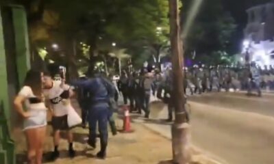 Un casco azul agrediendo sin razón a un joven. Foto: Captura de pantalla.