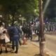 Un casco azul agrediendo sin razón a un joven. Foto: Captura de pantalla.