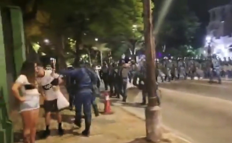 Un casco azul agrediendo sin razón a un joven. Foto: Captura de pantalla.