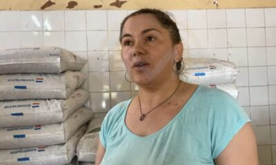 Blanca Rosa Fernández Baruja en horario laboral está atendiendo su local en Paraguarí. Foto: Captura de pantalla