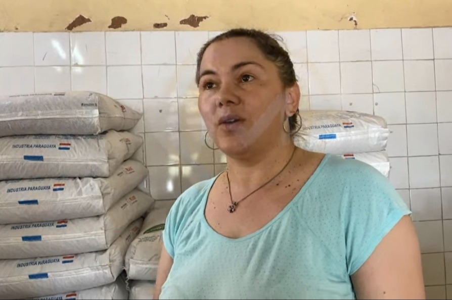 Blanca Rosa Fernández Baruja en horario laboral está atendiendo su local en Paraguarí. Foto: Captura de pantalla