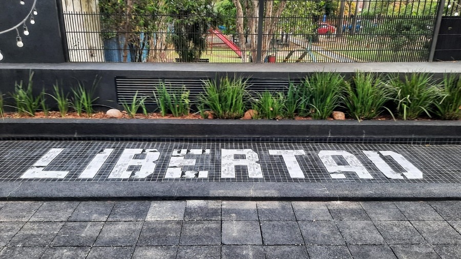 Instalación interactiva de Luis Insfrán, con participación del público. Se realizó frente al Hotel Splendor, punto de parada de los ómnibus de Noche de los Museos en Av. Aviadores del Chaco.