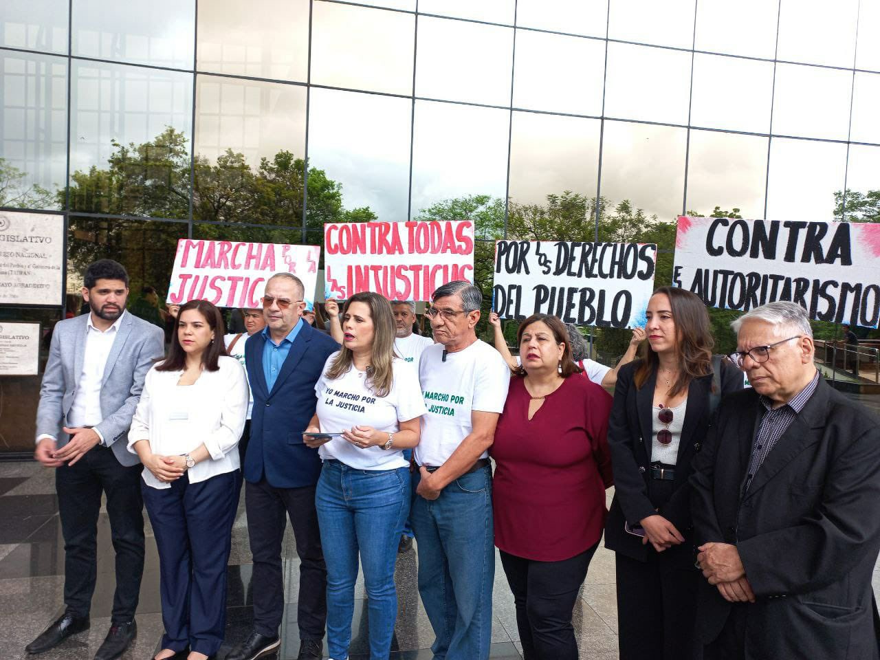 La exsenador Kattya González con legisladores de la oposición. Foto: Gentileza.