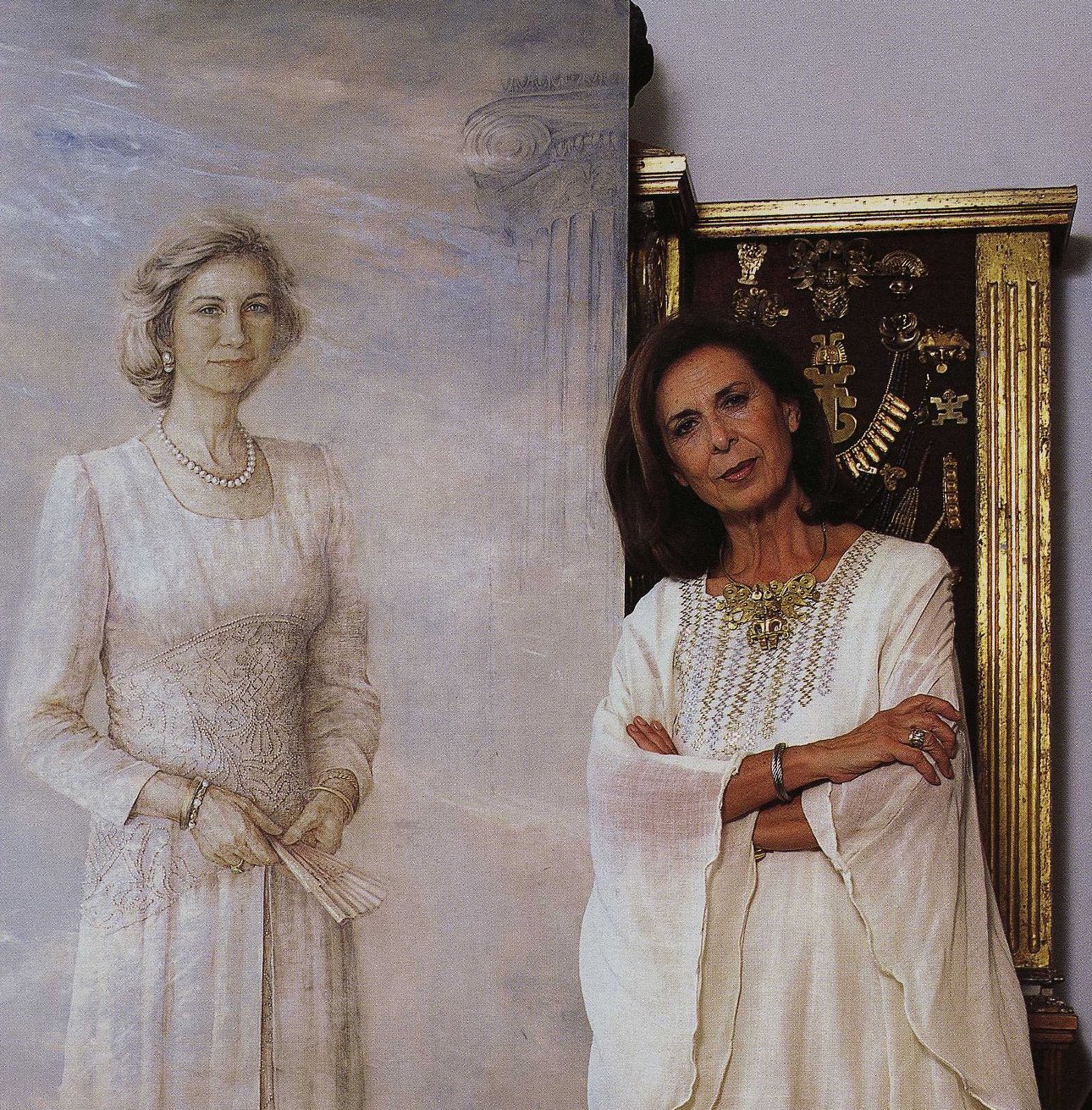 Nati Cañada junto a otro retrato de la Reina Sofía.