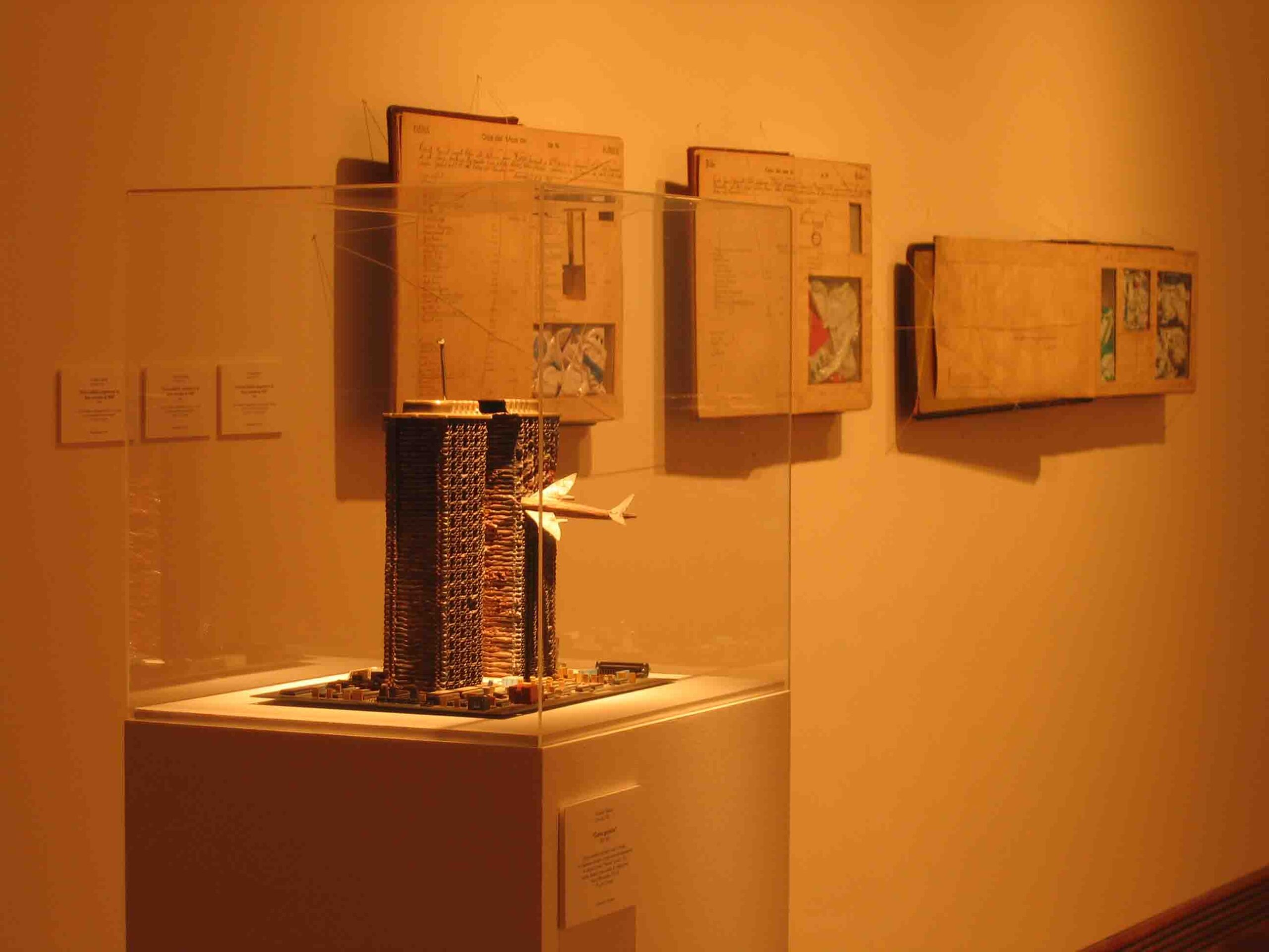 Exposición "Los nombres (Tres décadas de producción de Osvaldo Salerno), curaduría de Ticio Escobar, Museo de Artes Visuales de Chile (MAVI), Santiago, 2005. Cortesía