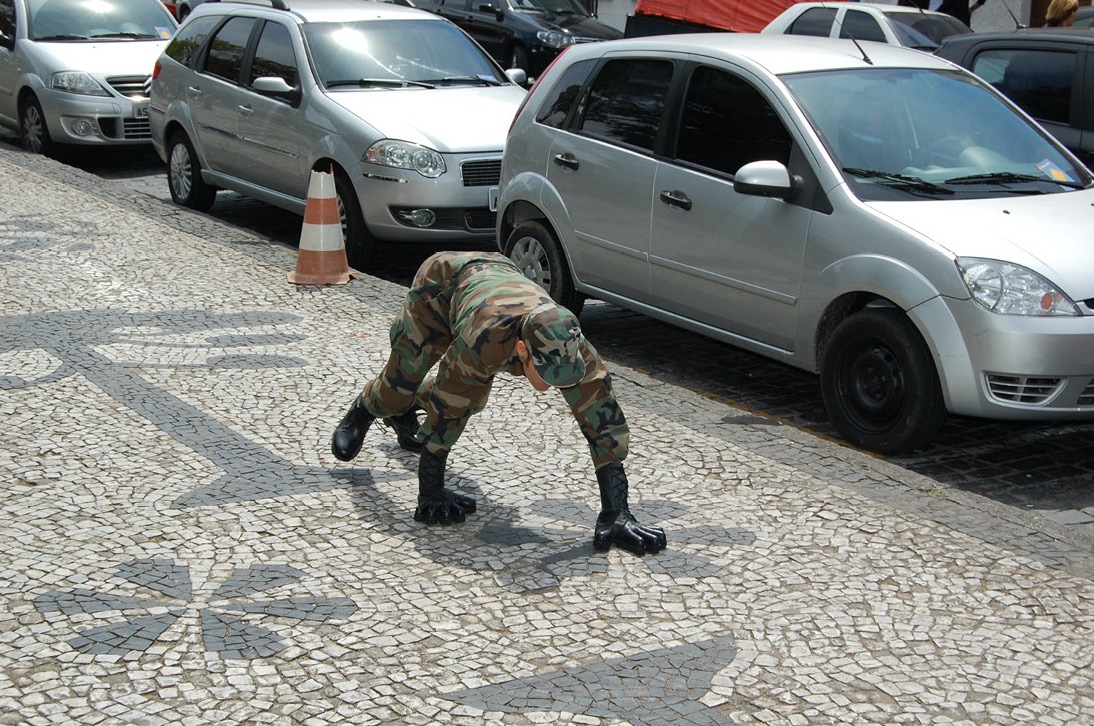 Performance de Adonis Flores en una edición de la Bienal Internacional de Curitiba curada por Ticio Escobar, 2011. Cortesía