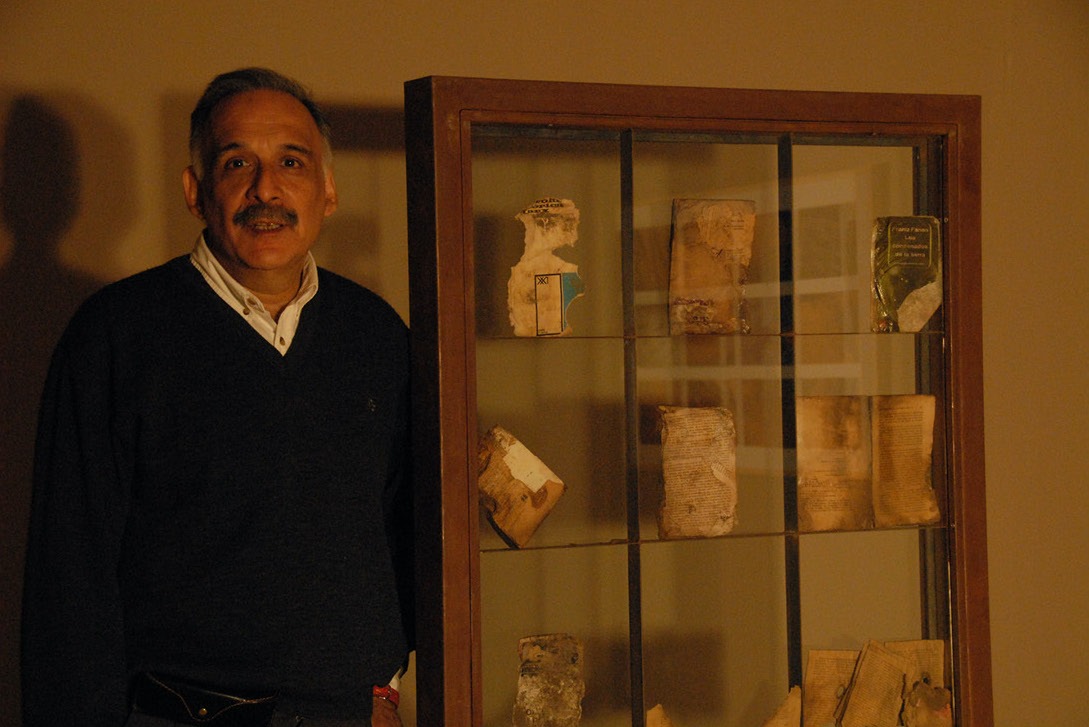 Ticio Escobar junto a "Los condenados de la tierra", instalación de Marcelo Brodsky, Sagunto, Valencia (España), 2007. Cortesía