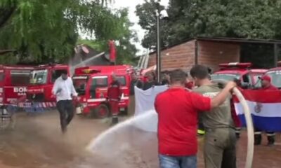 Los bomberos se niegan a ser desalojados. Foto: Captura.