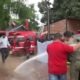 Los bomberos se niegan a ser desalojados. Foto: Captura.