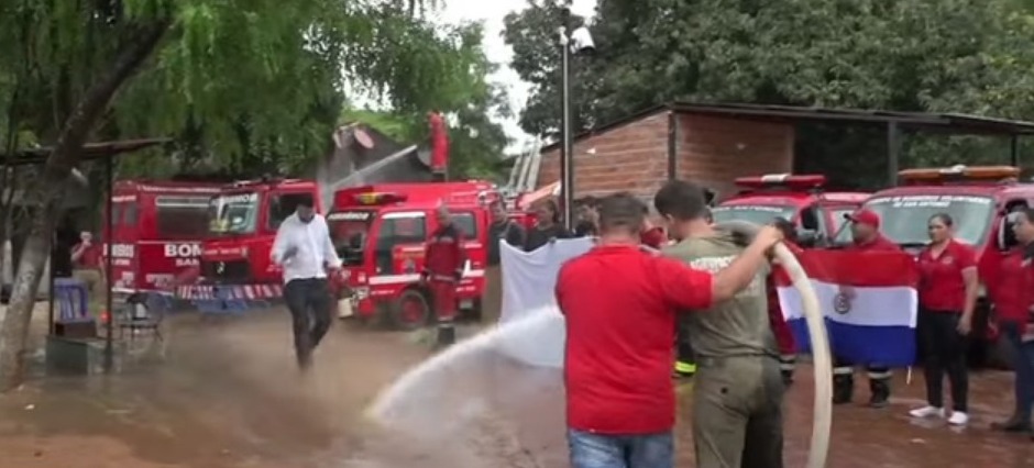 Los bomberos se niegan a ser desalojados. Foto: Captura.