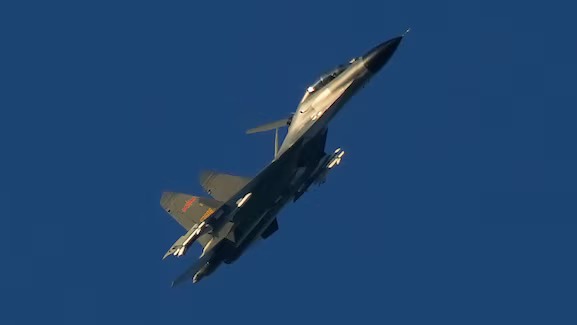 Un caza militar chino J-11 sobrevuela el estrecho de Taiwán cerca de Pingtan en una foto de archivo (AP Foto/Ng Han Guan)