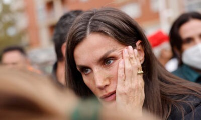 La reina Letizia en Paiporta hablando con los afectados de la DANA /EFE/ Ana Escobar / Infobae.