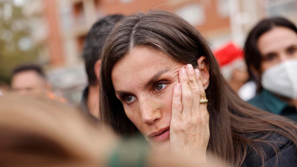 La reina Letizia en Paiporta hablando con los afectados de la DANA /EFE/ Ana Escobar / Infobae.