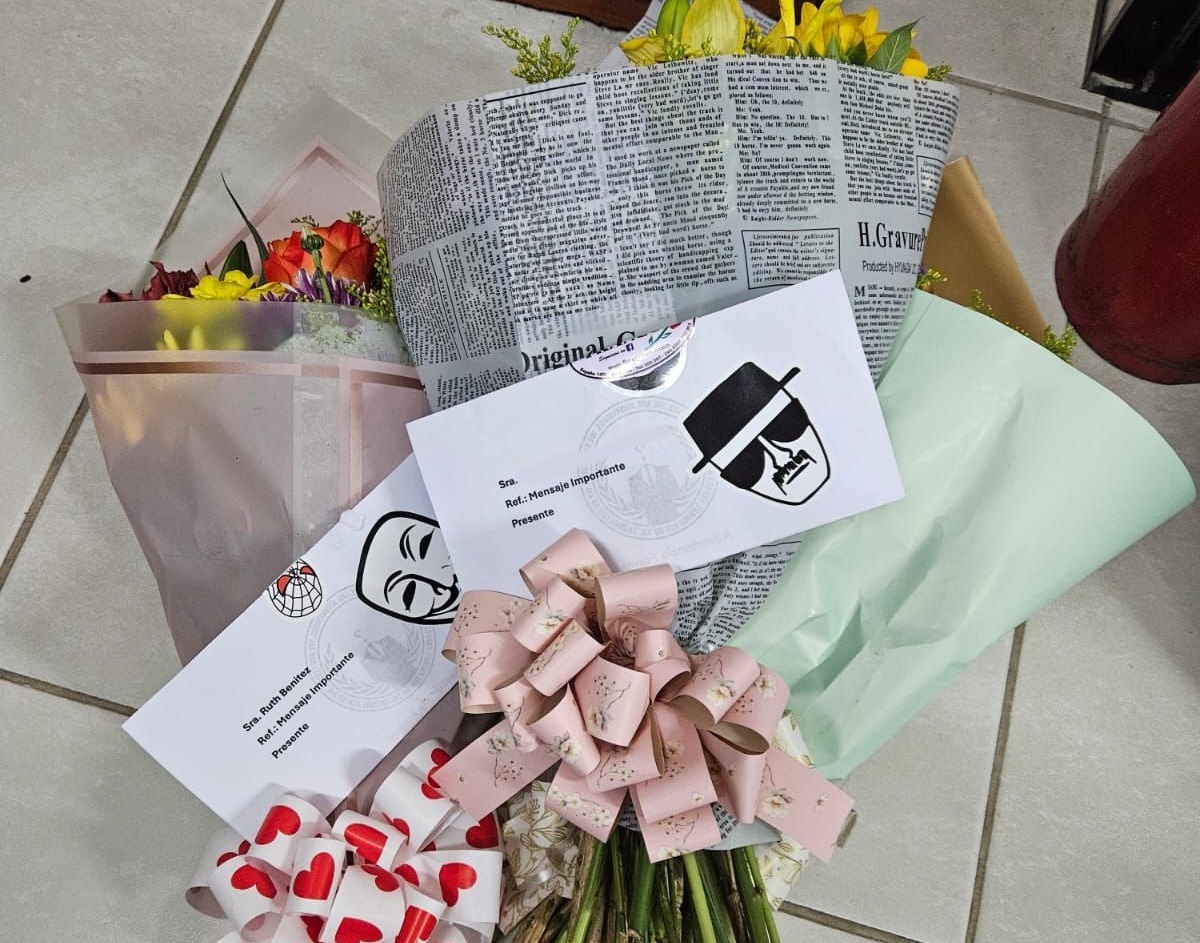 Los dos ramos de flores con cartas que incluyen amenazas. Foto: Ministerio Público.