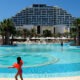 El hotel City of Dreams Mediterranean ofrece habitaciones desde 272 euros por noche (AP Foto/Petros Karadjias)