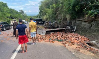 El camión volcó sobre la ruta PY02. Foto: Gentileza.