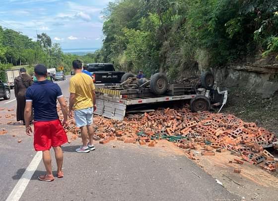 El camión volcó sobre la ruta PY02. Foto: Gentileza.