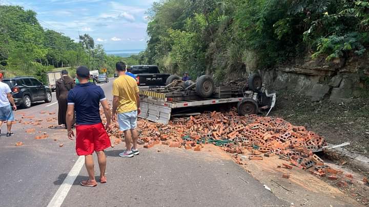 El camión volcó sobre la ruta PY02. Foto: Gentileza.