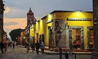 El amarillo iluminado en las calles. Foto: Alberto Yanosky.