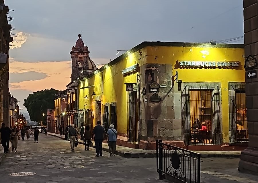 El amarillo iluminado en las calles. Foto: Alberto Yanosky.