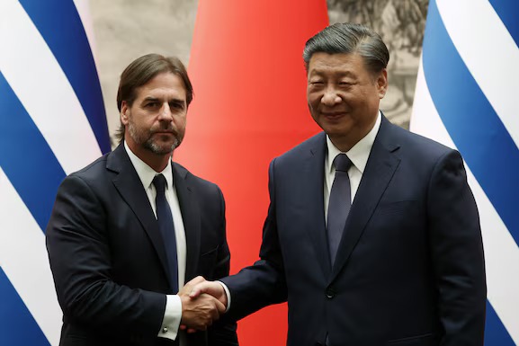 Luis Lacalle Pou y Xi Jinping. Foto: Infobae. 