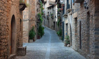 Aínsa, España, reconocida en los Mejores Pueblos Turísticos 2024 por su impresionante casco histórico medieval y su modelo de turismo sostenible (Turismo de Aragón)