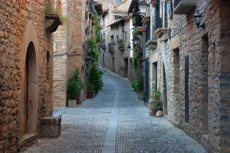 Aínsa, España, reconocida en los Mejores Pueblos Turísticos 2024 por su impresionante casco histórico medieval y su modelo de turismo sostenible (Turismo de Aragón)