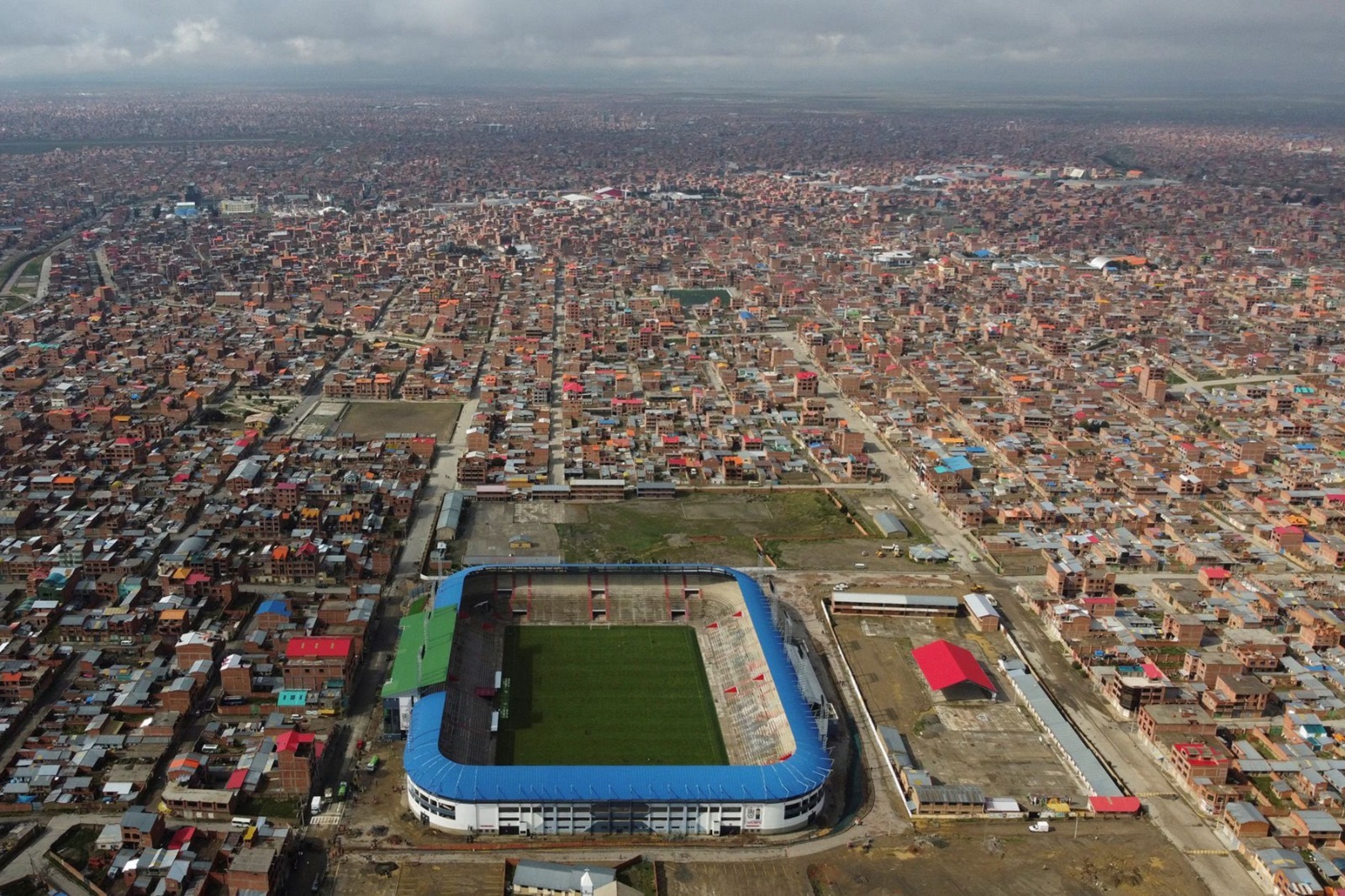 Estadio Municipal de El Alto, ubicado a 4.150 metros sobre el nivel del mar. Foto: La Tercera.