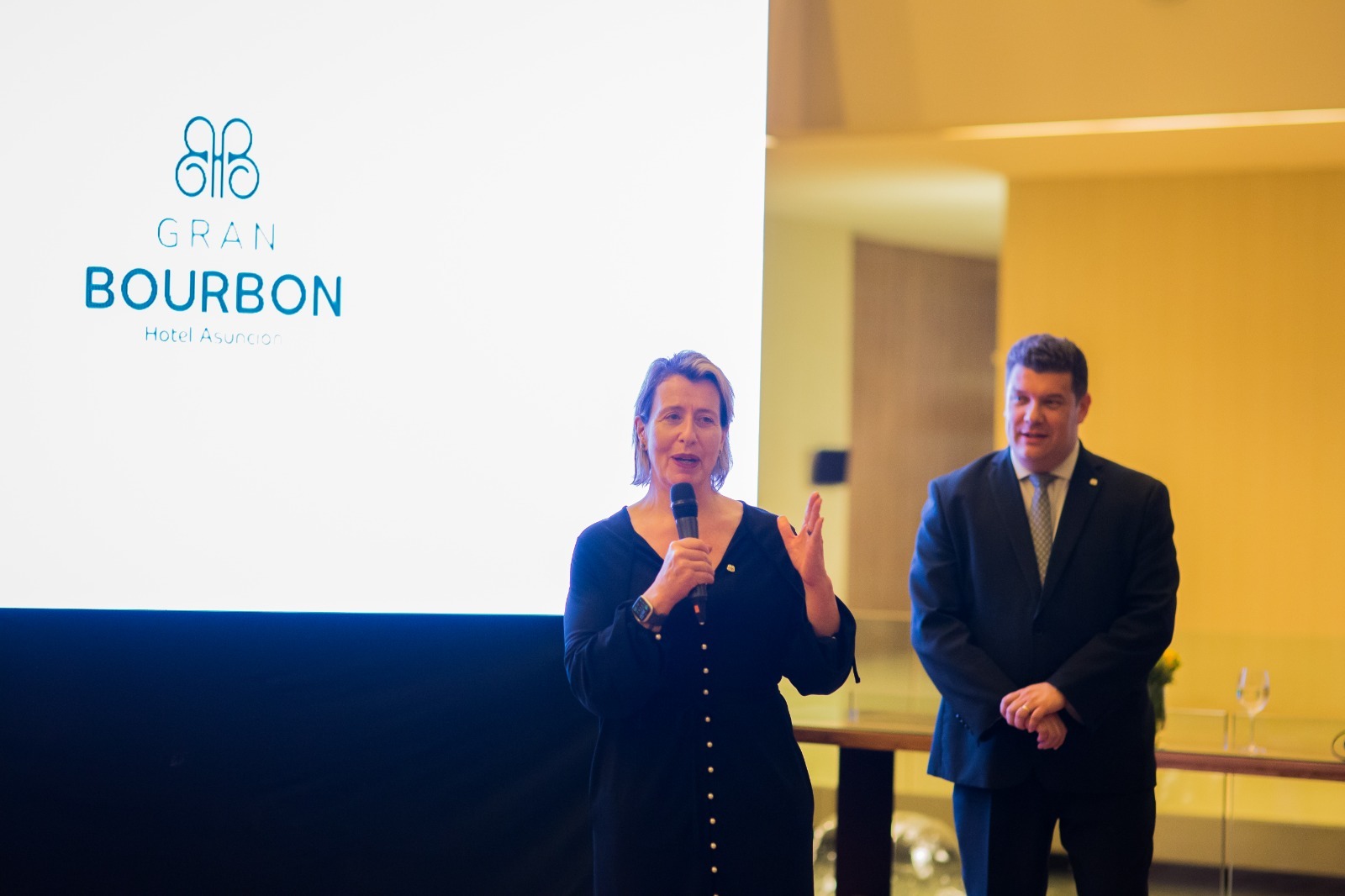 Annie Morrisey, directora de ventas de la cadena Bourbon Hospitalidad, y Fernando Macedo, director general del Gran Bourbon Hotel. Foto: Gentileza.