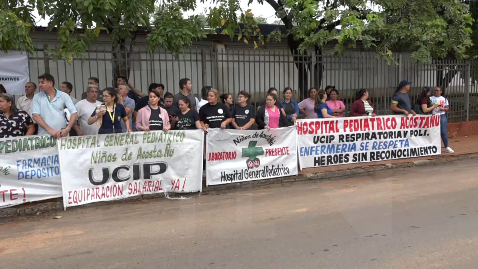 Manifestación de funcionarios del Hospital Acosta Ñú. Foto: El Nacional.