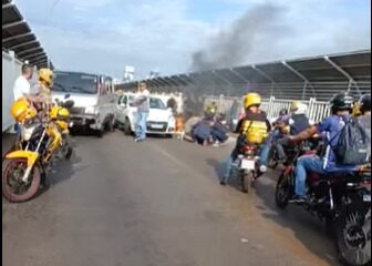 El accidente bloqueó el tránsito en la zona. Foto: captura.