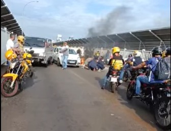 El accidente bloqueó el tránsito en la zona. Foto: captura.