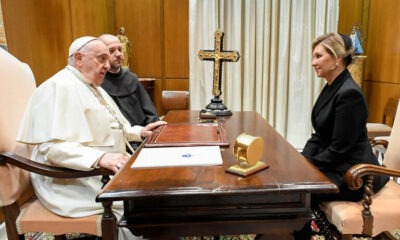 El papa Francisco recibe a la primera dama Olena Zelenska en el Vaticano. Foto: Infobae.