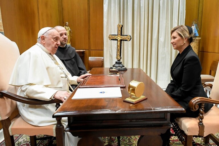 El papa Francisco recibe a la primera dama Olena Zelenska en el Vaticano. Foto: Infobae.