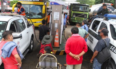 Largas filas esperando cargar combustibles. Foto: Infobae.