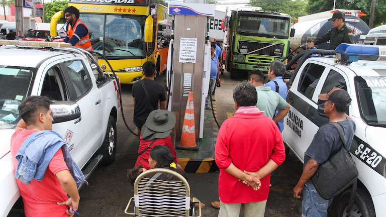 Largas filas esperando cargar combustibles. Foto: Infobae.