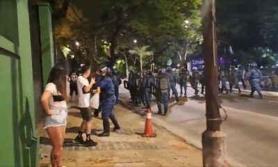 Momento en que el sub oficial agredió al joven. Foto: Captura.